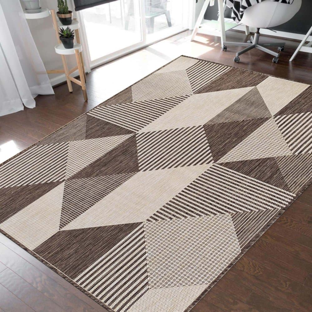 Stylový koberec s geometrickými vzory v hnědé barvě