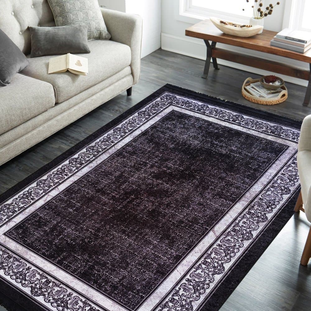 Elegantní černý koberec s ornamentálním okrajem