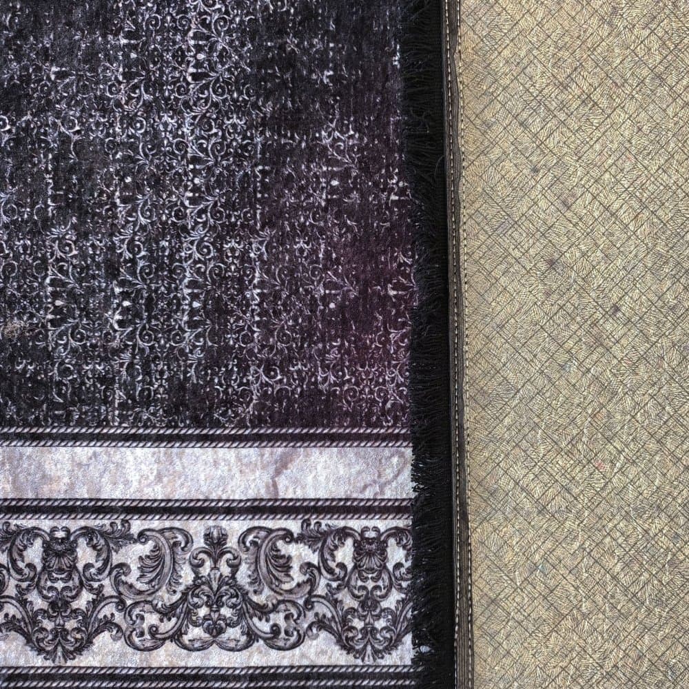 Elegantní černý koberec s ornamentálním okrajem 4