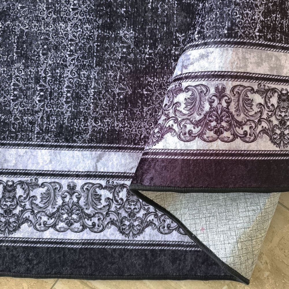 Elegantní černý koberec s ornamentálním okrajem 5