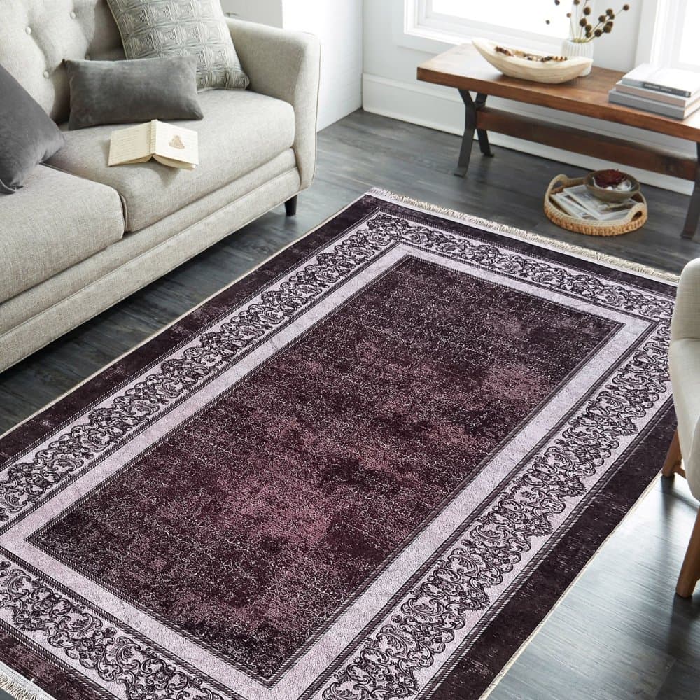 Elegantní hnědý koberec s ornamentálním okrajem