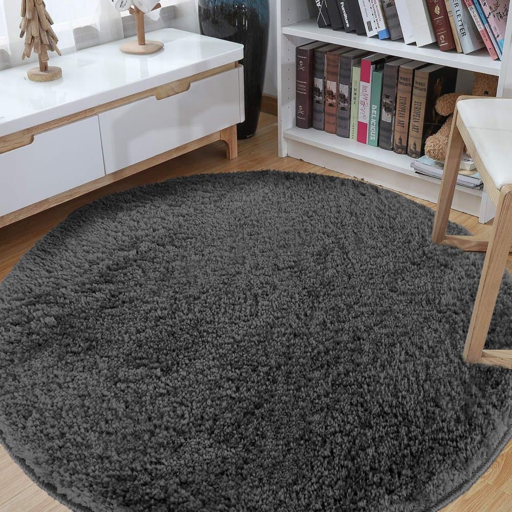 Kulatý huňatý koberec s vysokým vlasem tmavě šedý