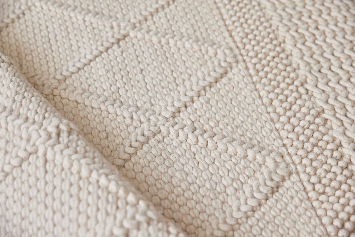 Ručně vázaný kusový koberec Geneva DE 7951 White Mix 2
